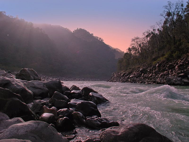 De rivier de Ganges met zonsondergang in India von Eye on You