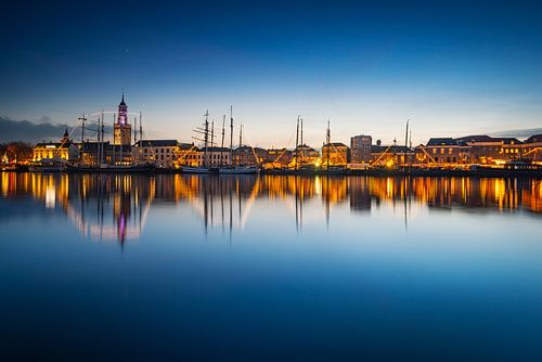 Kampen skyline aan de IJssel na zonsondergang