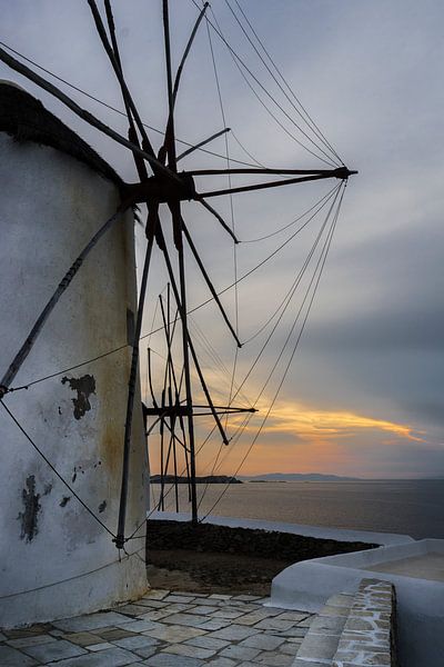 Zonsondergang bij de beroemd molens van Mykonos-stad van Richard Mijnten