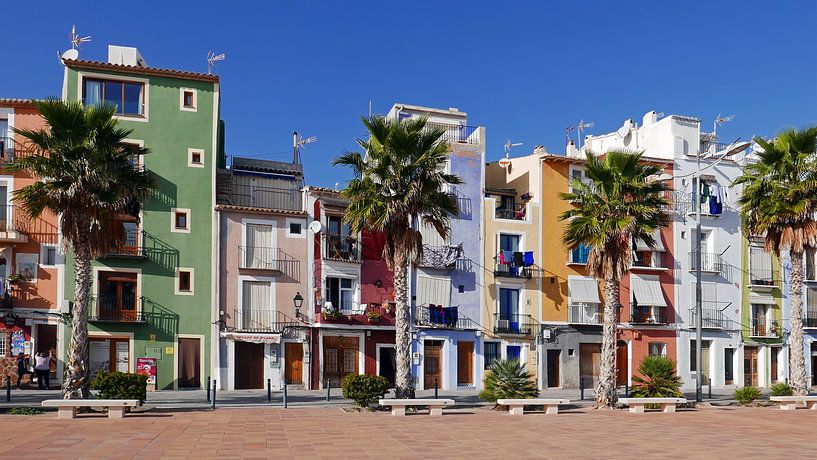 Kleurrijke huizen aan de boulevard van het pittoreske Villajoyosa van Gert Bunt