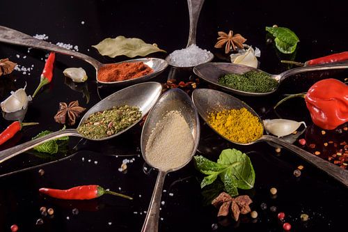 Stilleven met kruiden op tafelzilver