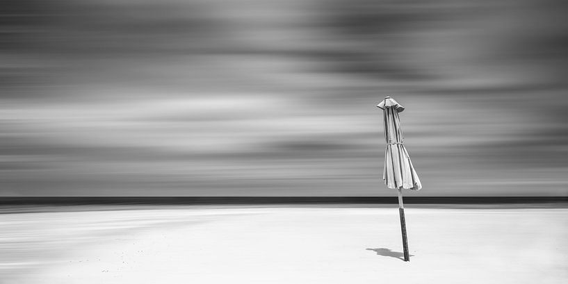 White beach with parasol in the Maldives. Black and white by Manfred Voss, Black-White Photography