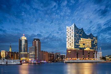 Nachtelijke skyline van Hamburg met Elbphilharmonie van Michael Abid