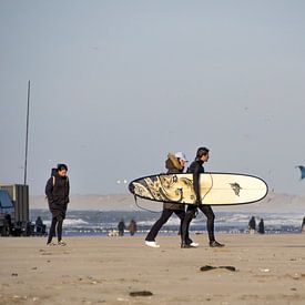 Surfer op het strand van Liesbeth Vogelzang