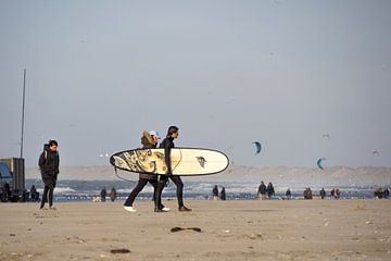 Surfer am Strand von Liesbeth Vogelzang