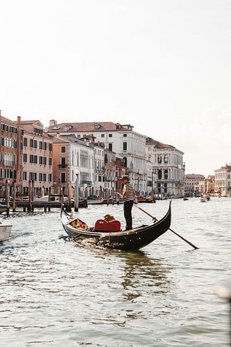 Gondelier op het Grand Canal – Venetië
