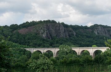 Oud treinviaduct over riviertje in Frankrijk van Patrick Verhoef