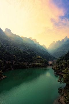 Sunrise in the Tianmen Mountains van Cho Tang