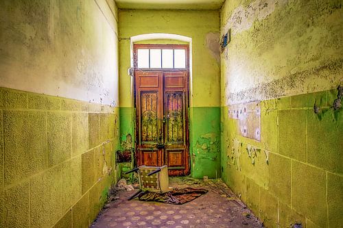 Eingangsbereich eines verlassenen Hauses von Marcel Hechler