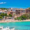 Schöner Panoramablick auf die Küste und den Strand von Porto Cristo auf der Insel Mallorca, Spanien, von Alex Winter