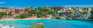 Schöner Panoramablick auf die Küste und den Strand von Porto Cristo auf der Insel Mallorca, Spanien,