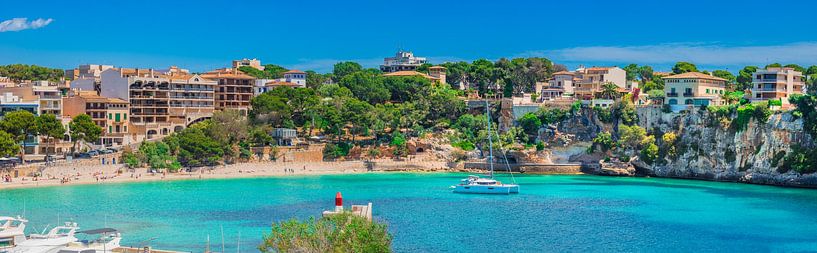 Belle vue panoramique de la côte et de la plage de Porto Cristo sur l'île de Majorque, Espagne, mer  par Alex Winter