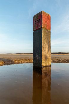 Schiermonnikoog - Strandpaal in de winterzon