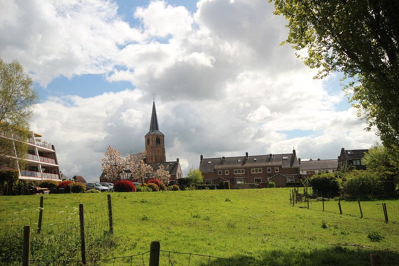 Witte wolken boven de oude kerk van Nieuwerkerk aan den IJssel van André Muller
