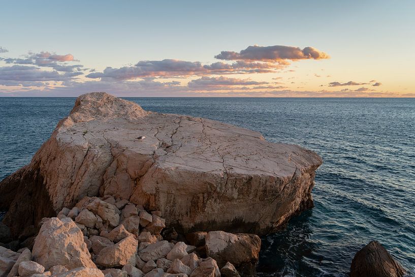 Zartrosa Felsen und das Mittelmeer am Abend von Adriana Mueller