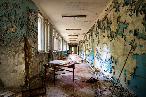 Les murs écaillés d'une école