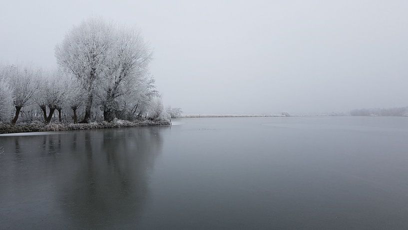 Geerpolderplas met ijslaag by Angelique van 't Riet