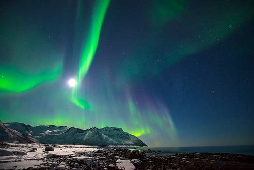 Noorderlicht in de nachtelijke hemel boven Noord-Noorwegen