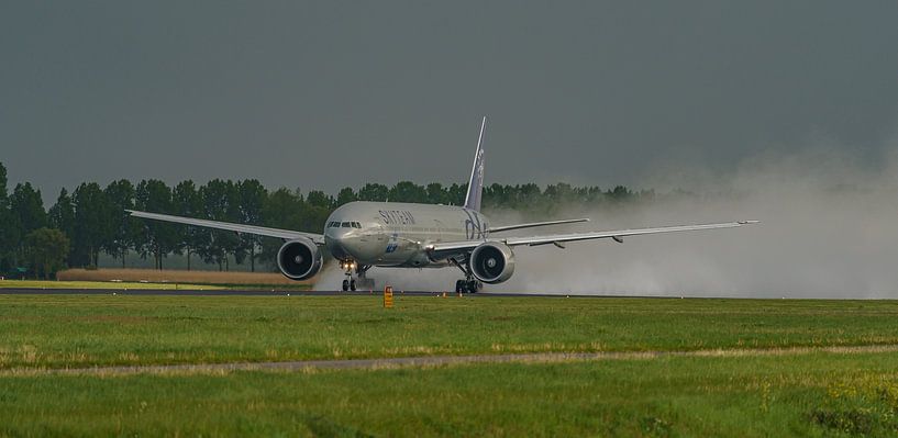 KLM Boeing 777-300 (PH-BVD) in SkyTeam colours. by Jaap van den Berg