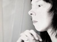 Mijmerende vrouw (2016, zwart-wit)
