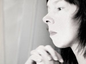 Mijmerende vrouw (2016, zwart-wit)