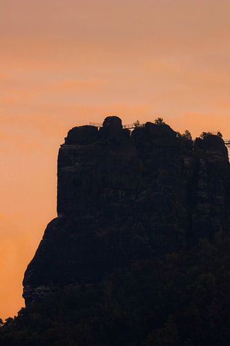 Het rotsmassief Lilienstein in het avondlicht na zonsondergang