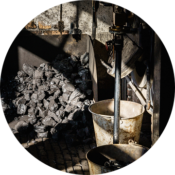 Kolenhok met steenkool en stoommachine van Fotografiecor .nl