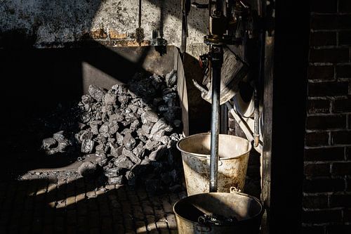 Kolenhok met steenkool en stoommachine