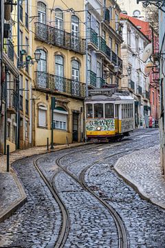 Tram in Alfama Lissabon
