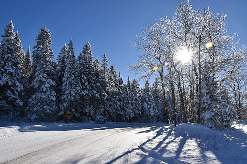 De route naar de noordelijke bergketen in de winter