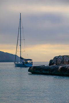 Zeilboot voor Cala Figuera (Mallorca) van t.ART