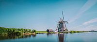 Le long du canal : un moulin à vent sous le soleil d'été