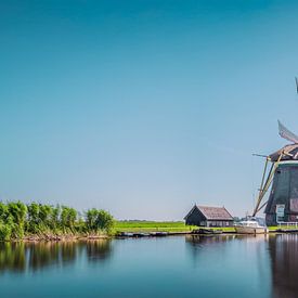 Le long du canal : un moulin à vent sous le soleil d'été sur Roger Hamblok