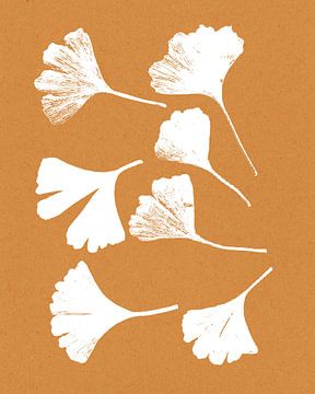 Ginkgo bladeren op okergeel. Moderne botanische minimalistische kunst. van Dina Dankers