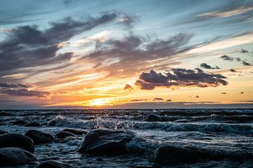 Rough ocean during sunset by Ellis Peeters