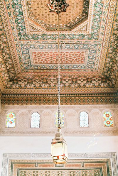 Kleurrijk oud planfond in een paleis in Marrakesh van Anouschka Rokebrand Photography LLC