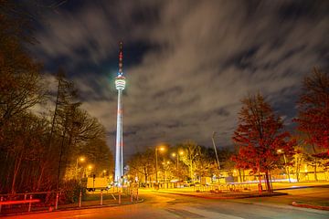 Duitsland, Stuttgart televisietoren in de nacht verlicht in magisch licht van adventure-photos