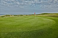 Golfbaan langs de atlantische oceaan in Ierland. van Tjeerd Kruse thumbnail