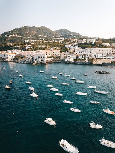 De baai van Ischia Porto vol met jacht (schepen) en bootjes op de voorgrond vanuit de lucht