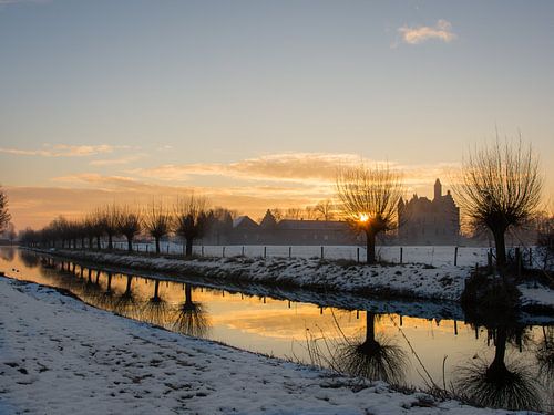 Sonnenaufgang beim Linge Fluß und Schloss Doornenburg, Niederlanden