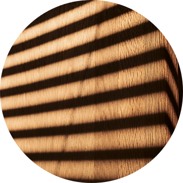 Patroon van een jaloezie in het zonlicht op een houten oppervlak van Michael Moser