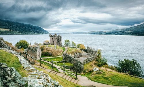 Urquhart kasteelruïnes aan het meer van Loch Ness in de Schotse Hooglanden.  Schotland deluxe!