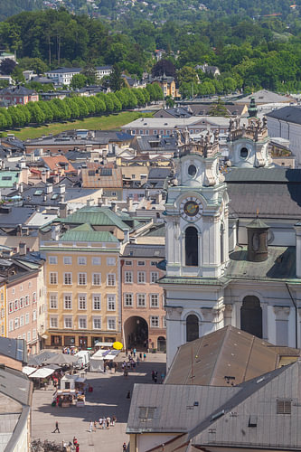Oude huizen en de Kollegienkirche op de Universitätsplatz in de Al
