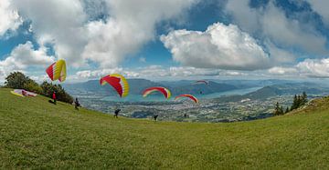 De start van parasailen, parapente vanaf Mont Revard, Lac du Bourget, Aix-les-Bains, Savoie, Frankri