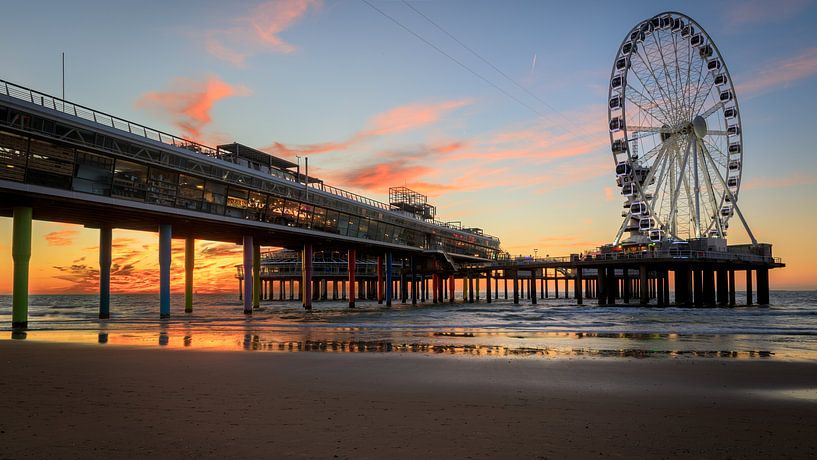 Zonsondergang  aan de pier van  Scheveningen von René Rollema