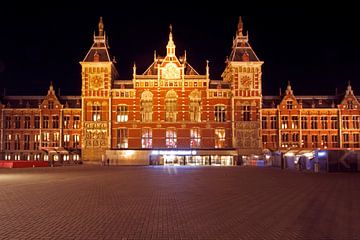 Centraal Station in Amsterdam bij nacht van Eye on You