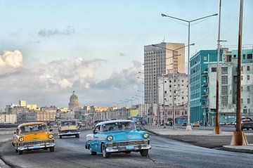 Oldtimers op de boulevard van Havana,Cuba.