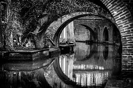 Vue sur la Kromme Nieuwegracht à Utrecht. (en noir et blanc) sur André Blom Fotografie Utrecht