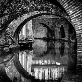 Doorkijkje aan de Kromme Nieuwegracht te Utrecht. (zwartwit) van André Blom Fotografie Utrecht