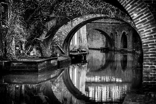 Blick auf die Kromme Nieuwegracht in Utrecht. (Schwarz-Weiß) von André Blom Fotografie Utrecht